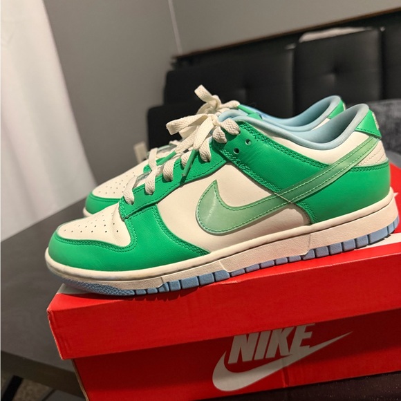 Nike Dunk Low Retro sneakers in the "Green Shock" men’s 8.5 women’s 10 - Picture 4 of 7